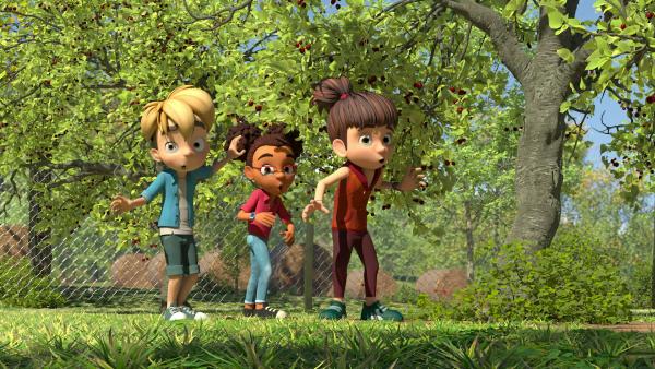 Bild 1 von 4: So ein Pech! Raphael, Lina und Bohnenstange werden beim Kirschen stibitzen erwischt.