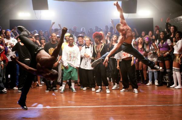 Bild 1 von 3: Streetdance crew dancing in a nightclub
