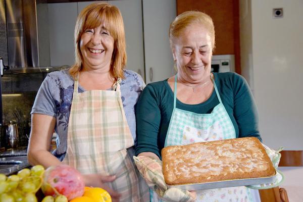 Bild 1 von 5: Paqui und Pepa mit Coca de Llardons, einem Schweineschwartenkuchen
