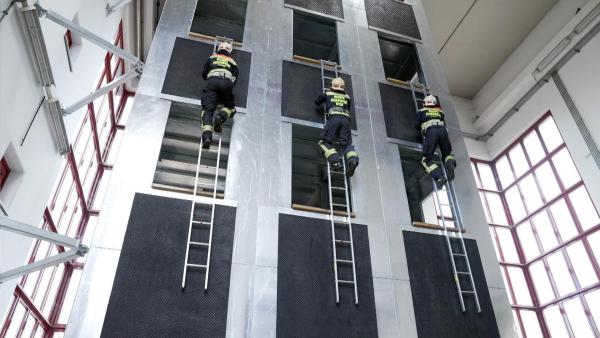 Bild 1 von 11: Im Bild: Übung angehender Feuerwehrmänner.
