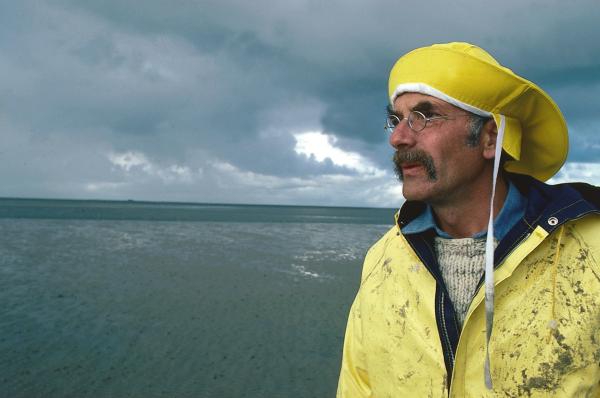 Bild 1 von 2: Peter (Peter Lustig) hat sich im Wattenmeer verlaufen und die Flut kommt. In welcher Richtung liegt das Boot? Peter wird es langsam unheimlich.