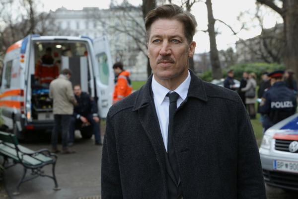 Bild 1 von 15: Die Wiener Kriminalpolizei nimmt in Gestalt von Kommissar Steiner (Tobias Moretti) die Ermittlungen auf.