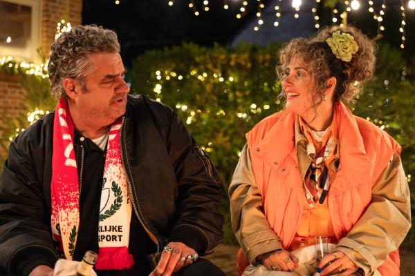 Bild 1 von 14: Alice (Tina de Bruin) hat ihre alte Campingplatz-Bekanntschaft Izzy (Frank Lammers) kurzerhand zu einem Blind Date mit ihrer Freundin Annie eingeladen. Doch Izzy ist leider sehr direkt und kommt gleich zur Sache.