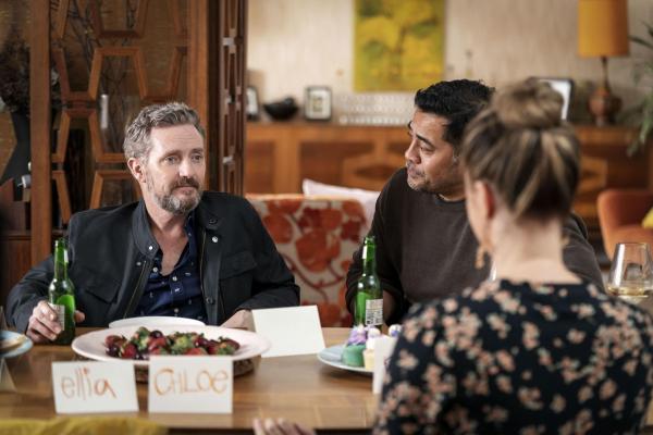 Bild 1 von 5: Matt (Stephen Curry, l.); Jake (Robbie Magasiva, r.)