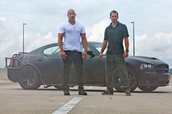 Bild 1 von 3: (L to R) Dom Toretto (VIN DIESEL) and Brian O?Conner (PAUL WALKER) in a reunion of returning all-stars from every chapter of the explosive franchise built on speed?Fast Five.    Credit: Jaimie Trueblood