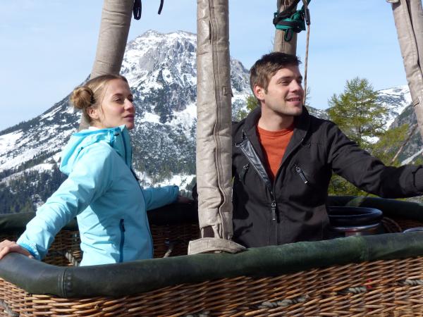 Bild 1 von 5: Jasmin (Cosima Lehninger)  und Markus (Marco Bretscher-Coschignano) genießen eine Ballonfahrt. Sie ahnen nicht, dass sie schon bald in große Schwierigkeiten geraten werden.