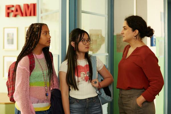 Bild 1 von 4: Die strenge Frau Huber (Rana Farahani, rechts) fordert Milli (Marie Ngando Schröter, links) und Châu (Ngoc Nhi Ha Tran, Mitte) auf, sich schnell auf den Weg zur Musik-AG zu machen.