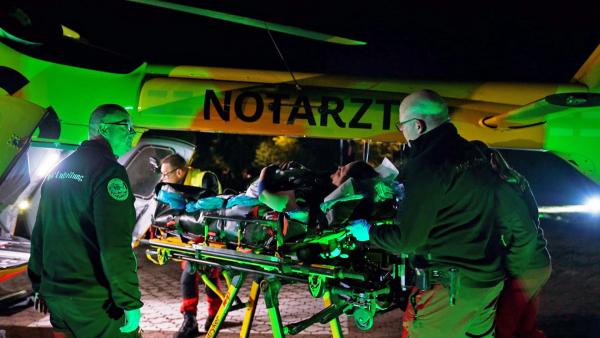 Bild 1 von 3: Die Crew des ADAC- Rettungshubschraubers \