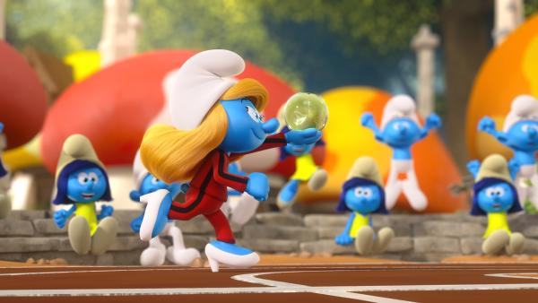 Bild 1 von 1: Schlumpfine darf beim Staffellauf des Glühwürmchen-Parcours als erste die Kristallkugel tragen.© KiKA/Peyo Productions, Dupuis Édition & Audiovisuell - Honorarfreie Verwendung gemäß AGB im redaktionellen Zusammenhang mit genannter Sendung bei Nennung \