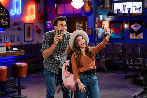 Bild 1 von 12: Max (Cheyenne Jackson, l.); Pippa (Madisyn Shipman, r.)