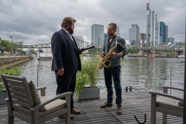 Bild 1 von 8: Benni Hornberg (Antoine Monot, Jr., l.) bedankt sich bei Leo Oswald (Wanja Mues, r.) mit einem Geschenk.