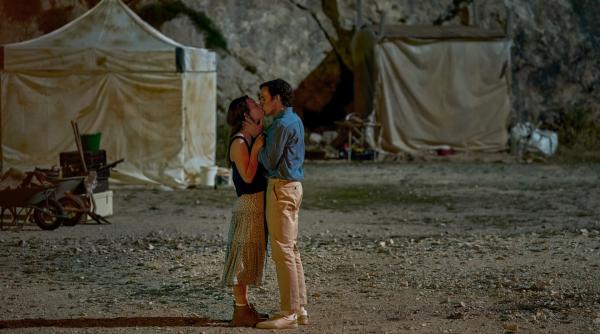 Bild 1 von 6: Die Archäologin Alice (Kaley Cuoco) lernt Tom (Sam Claflin) bei Auslandseinsätzen in Jordanien kennen.