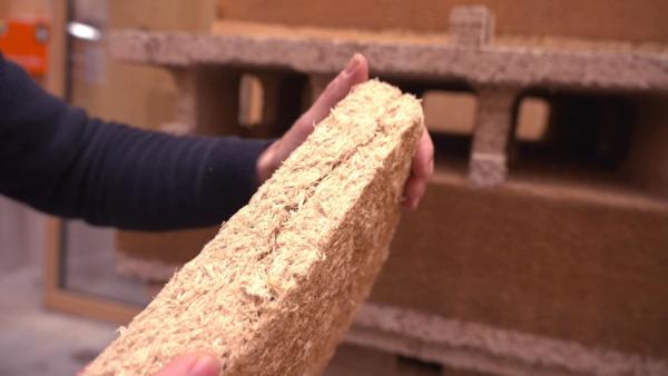 Bild 1 von 9: Im Bild: Recyceltes Holz als Baustoff, FH Holzbau Kuchl.