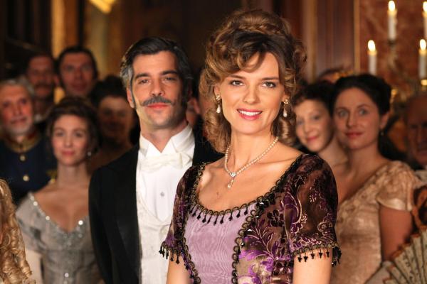 Bild 1 von 36: Im Bild: Xaver Hutter (Herr von Havenegg), Christiane Filangieri (Lucille Ernest).