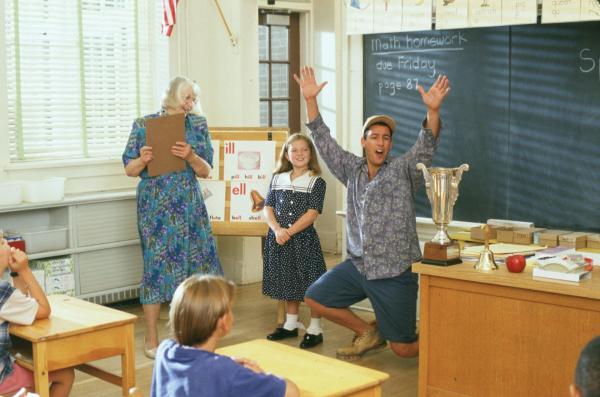 Bild 1 von 18: Zurück in der ersten Klasse muss der 27-jährige Billy (Adam Sandler, r.) unter Beweis stellen, dass er die Schule auch schafft, ohne, dass sein Vater den Lehrern Bestechungsgeld zukommen lässt ...