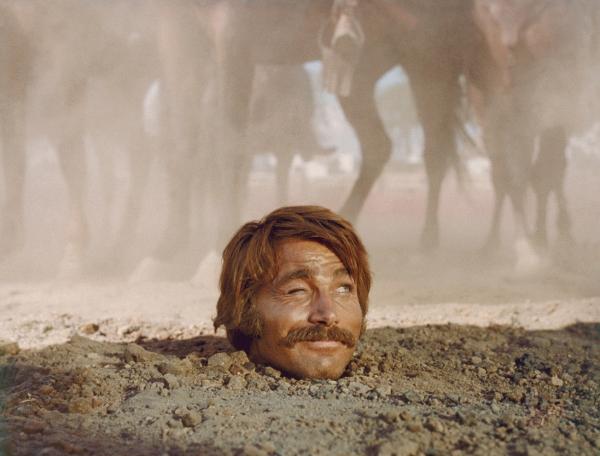 Bild 1 von 3: Yodlaf Peterson (Franco Nero) gerät mitten im Staub der mexikanischen Revolution in eine äußerst prekäre Lage.