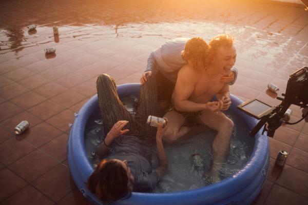 Bild 1 von 8: Ein inniger Moment zwischen Bruno (Julius Nitschkoff, rechts), Toni (Lana Cooper, Mitte) und Hannah (Karin Hanczewski, links).