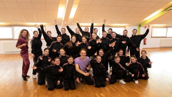 Bild 1 von 5: Julian lernt Hip-Hop mit Tänzerin Johanna und ihrer Crew aus Kempten.