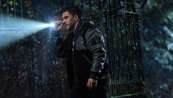 Bild 1 von 15: Eddie Brock (Tom Hardy) sucht in der verfallenen Besserungsanstalt Estes nach Hinweisen, wo sich Cletus und seine Freundin verstecken.