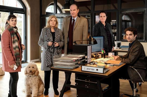 Bild 1 von 4: (v.l.n.r.) Yasmin Meckel (Sophie Dal); Isa von Brede (Sabine Postel); Markus Gellert (Herbert Knaup); Gudrun Wohlers (Katrin Pollitt); Thomas Zuhse (Oliver Wnuk)