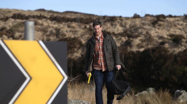 Bild 1 von 19: Ronan Doyle (Barry John Kinsella) hat seine Frau als Geisel genommen und hat einen Autounfall verursacht.