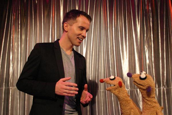 Bild 1 von 2: Die Erdmännchen Jan und Henry hören ein seltsames Geräusch, dass sich genauso anhört wie ein Schneemann, der gerade ein Zirkuskunststück einstudiert. Sie ahnen nicht, dass sie kurze Zeit später selbst auf einer Bühne stehen werden.