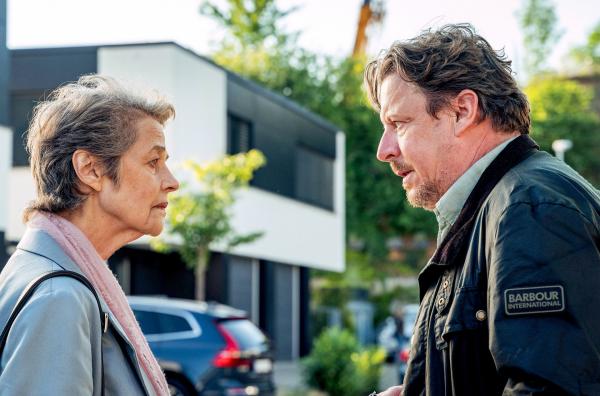 Bild 1 von 3: Rolf (Anders W. Berthelsen) empfängt Claire (Charlotte Rampling) bei sich zu Hause. Er muss endlich mit Julita und seiner Ex-Frau Maria über seine Tochter Andrea sprechen ...