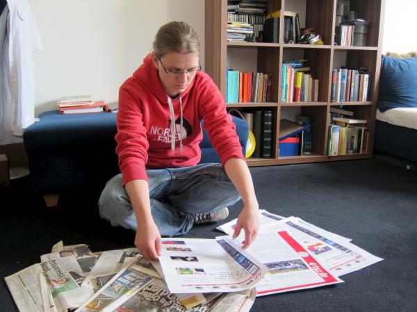 Bild 1 von 1: Für die Presse war sie schon vor der Verhandlung schuldig - Alexandra R. mit Artikeln über ihre Verhaftung aufgrund einer Verwechselung