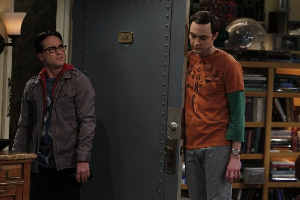 Bild 1 von 12: Sheldon (Jim Parsons, r.) stellt fest, dass nicht er der Mittelpunkt seiner Freunde ist, sondern Leonard (Johnny Galecki, l.), und sucht sich deshalb neue Freunde ...
