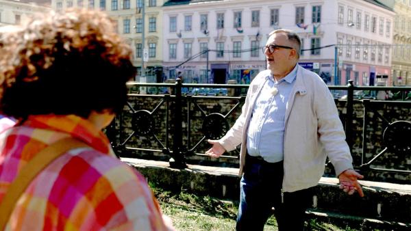 Bild 1 von 5: Im Bild: Historiker Andreas Brunner bei Queere Stadtführung durch Wien vor \