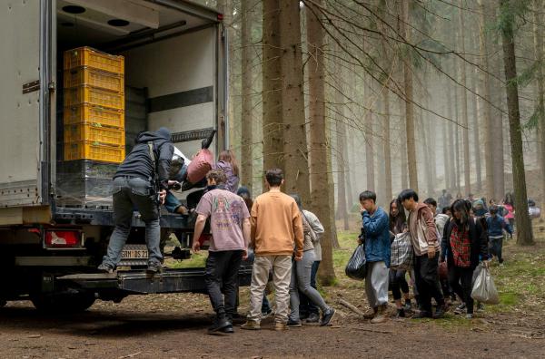 Bild 1 von 2: Mario (Mario Montescu, Mi.) und sein Kumpane Cosma (Valentin Gheorghe, li.) sind in Eile. Beide sind am Transport der 19 illegalen asiatischen Migranten und Migrantinnen beteiligt.