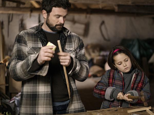 Bild 1 von 7: In Sßgaard bauen Mikkel (Martin Bo Lindsten) und Astrid (Rosita Nellie Holse Gjurup) Weihnachtsgeschenke für die ganze Familie.