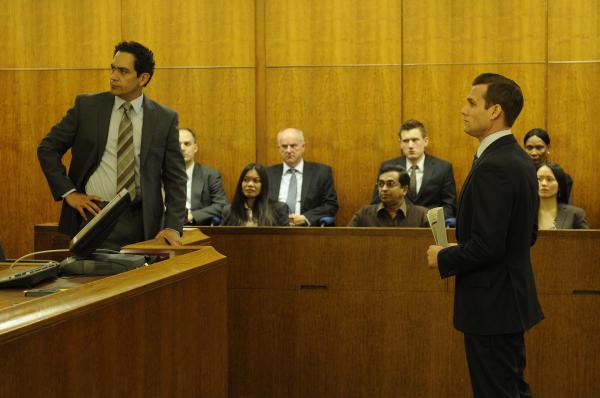 Bild 1 von 2: Ein Autounfall bringt Harvey (Gabriel Macht, 3.v.r.) in eine juristische Auseinandersetzung mit dem gewieften Taxifahrer Tony (José Zúñiga, l.). Schon bald sieht er sich mit einer unerwarteten Klage konfrontiert.