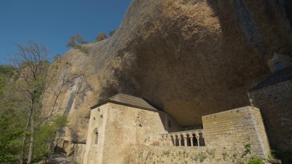 Bild 1 von 15: Das Kloster San Juan de la Peña in den spanischen Pyrenäen könnte die Vorlage für die mythische Gralsburg Munsalvaesche im Parzival gewesen sein.
