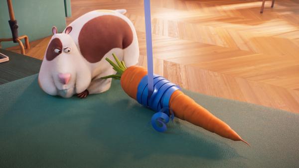 Bild 1 von 2: Albert braucht die Coop-Truppe, um ihn zu füttern, denn sein Besitzer hat ihm nichts zu essen gegeben. Sein Besitzer will nämlich, dass er abnimmt, indem er in seinem Hamsterrad trainiert.