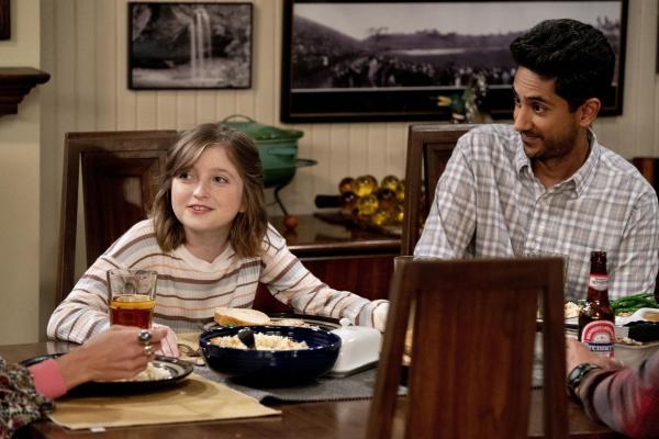 Bild 1 von 9: Hazel (Farrah Mackenzie, l.); Al (Adhir Kalyan, r.)