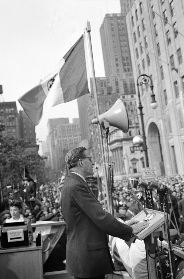 Bild 1 von 4: Rabbi Stephen Wise spricht vor dem Madison Square Garden in New York: Er und Leiter anderer jüdischer Organisationen bieten der Roosevelt-Regierung immer wieder ihren Rat an - doch ihre Empfehlungen werden meist abgelehnt oder ignoriert.