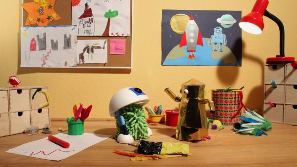 Bild 1 von 5: Wisch und Mop spielen auf dem Basteltisch.