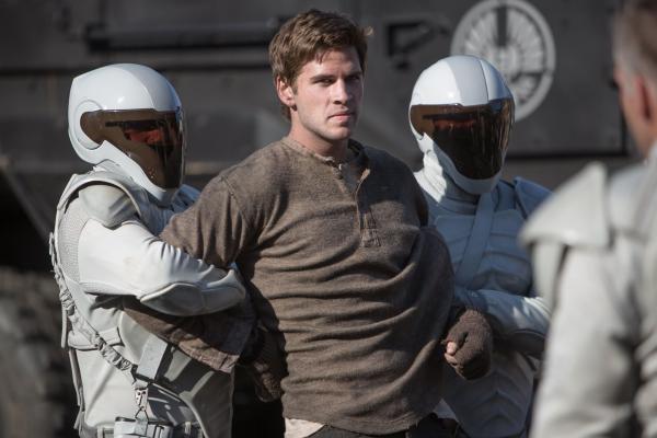Bild 1 von 22: Noch kann Katniss ihren Freund, den Minenarbeiter Gale (Liam Hemsworth, M.), nicht dazu überreden, ein Leben im Widerstand zu beginnen ...