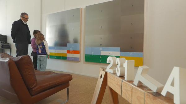 Bild 1 von 4: Thomas Locher, Hollie und Mimi (v.l.n.r.) sprechen über Zahlen.