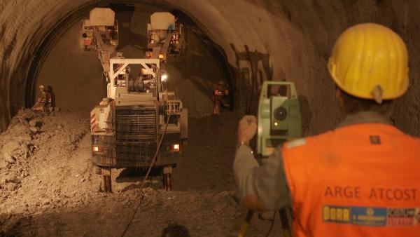 Bild 1 von 3: Bei der Arbeit in den dunklen Tunneln ist Vorsicht geboten: Die Bauwerke sind oft kilometerlang und teils unweit der Autobahn gelegen.