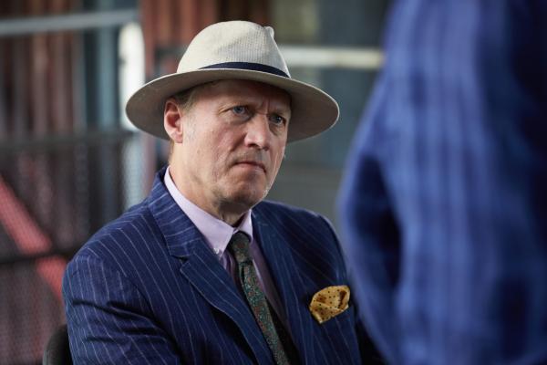 Bild 1 von 3: Charles (Adrian Edmondson) ist Augenzeuge eines weiteren Messerangriffs auf ein zweites Opfer.
