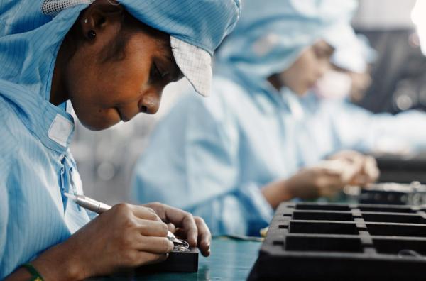 Bild 1 von 4: Arbeiterin in einer Smartphone-Fabrik im indischen Chennai: Die Lieferketten der Geräte sind so global wie die Kommunikation, die über die Smartphones stattfindet.