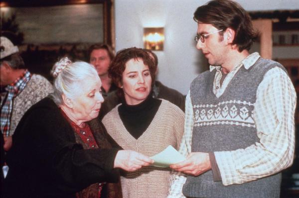 Bild 1 von 3: Im Bild (v.li.): Ruth Drexel (Resi Berghammer), Katerina Jacob (Sabrina Lorenz), Alexander Tschernek (Sebastian Blattner).