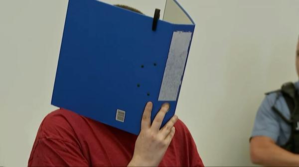 Bild 1 von 1: Jan P. angeklagt vor dem Landgericht Giessen.