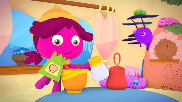 Bild 1 von 1: Maari (links) bereitet den Teig für den Kuchen vor.