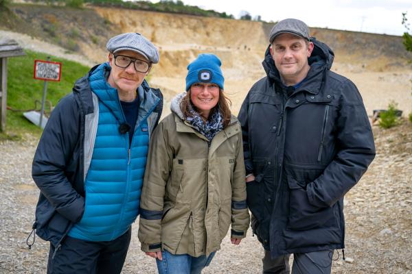 Bild 1 von 4: Von links: Simon Schwarz, Olivia Schönhofer und Sebastian Bezzel im Fossiliensteinbruch Blumenberg.