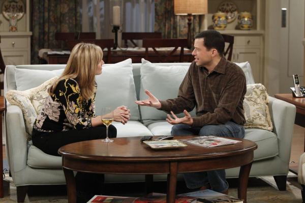 Bild 1 von 9: Durch einen Streit mit Walden ist Alan (Jon Cryer, r.) gezwungen, bei ihm auszuziehen. Damit er nicht auf der Straße landet, hofft er, bei Lyndsey (Courtney Thorne-Smith, l.) unterzukommen ...