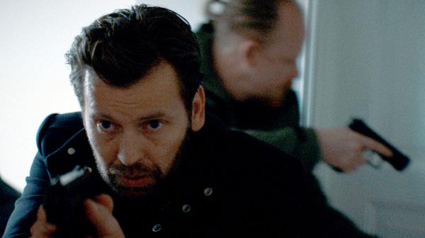Bild 1 von 1: Adrian Stiller (Kyrre Hellum, li.) von der Osloer \