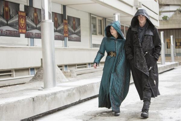 Bild 1 von 22: Um dem Aufstand zum Sieg zu verhelfen, wagen Katniss (Jennifer Lawrence, l.) und Gale (Liam Hemsworth, r.) das schier Unmögliche: Sie wollen im Präsidentenpalast ihren Widersacher Snow töten ...
